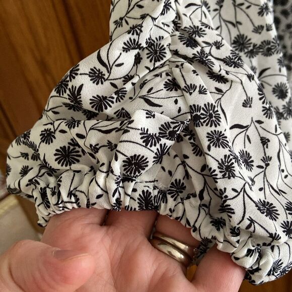 Max Studio Women Boho Chic Black White Oversized Floral Blouse w/ Puffy Sleeves - Picture 7 of 9